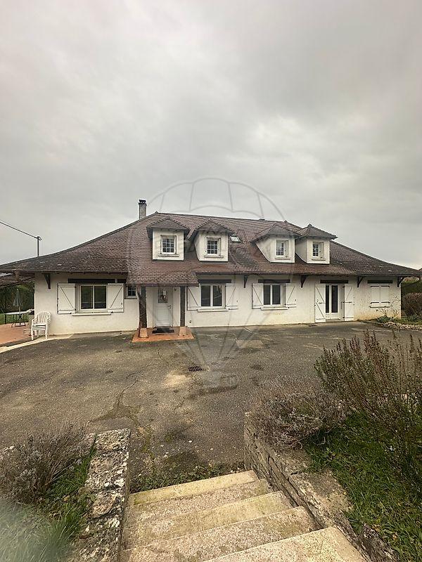 Maison - 331 m² - 8 pièces