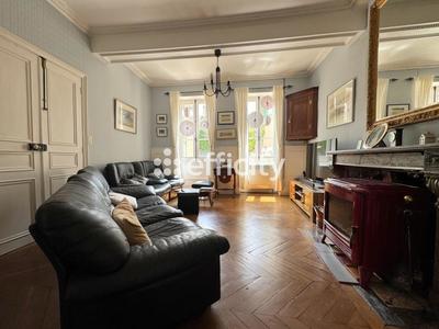 Maison - 250 m² - 11 pièces