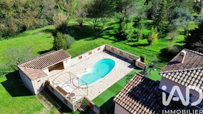 Maison - 230 m² - 8 pièces