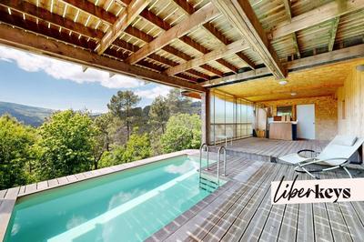 Maison - 225 m² - 7 pièces