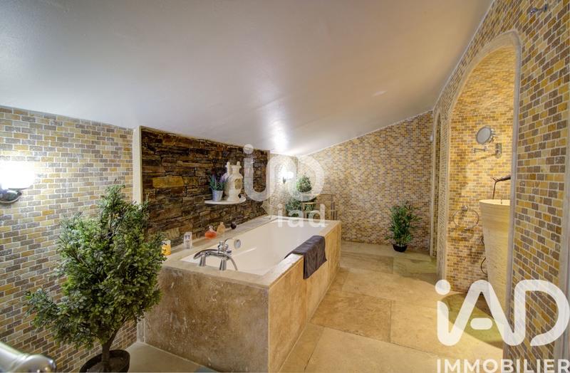 Maison - 238 m² - 10 pièces