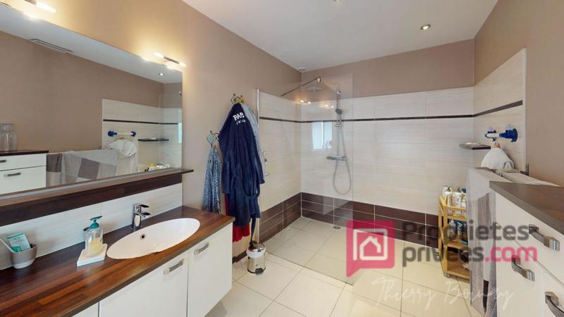 Maison - 210 m² - 7 pièces