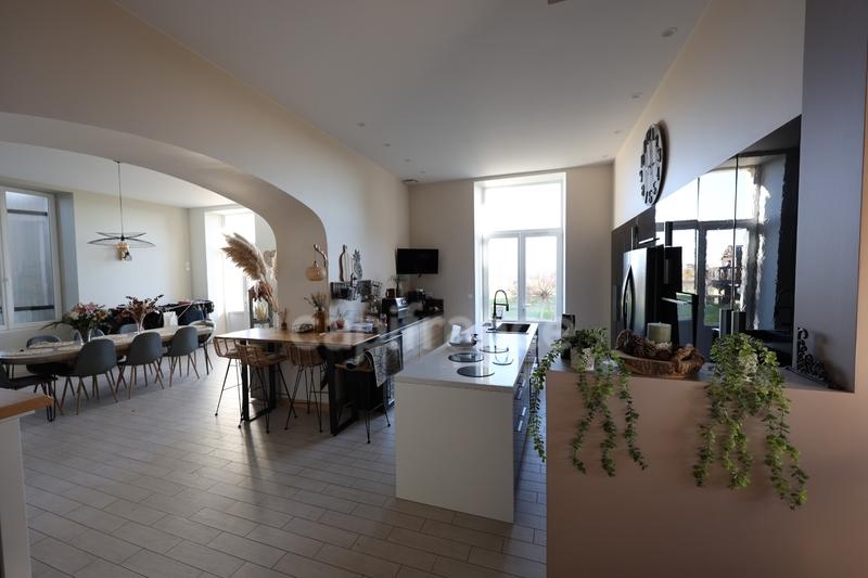 Propriété - 1 357 m² - 12 pièces