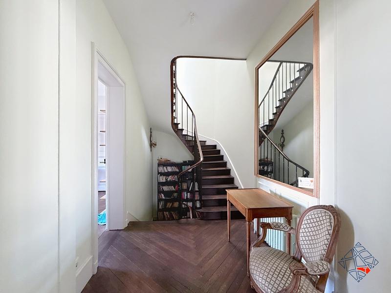 Maison - 240 m² - 10 pièces