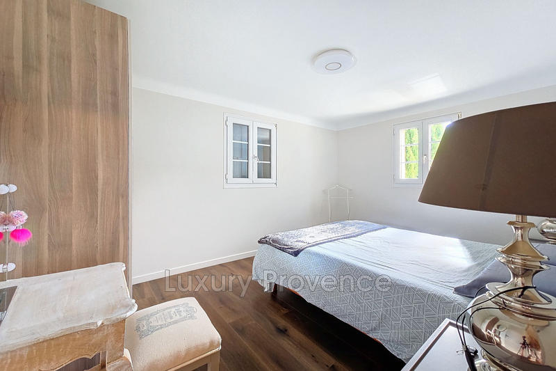 Propriété - 360 m² - 10 pièces