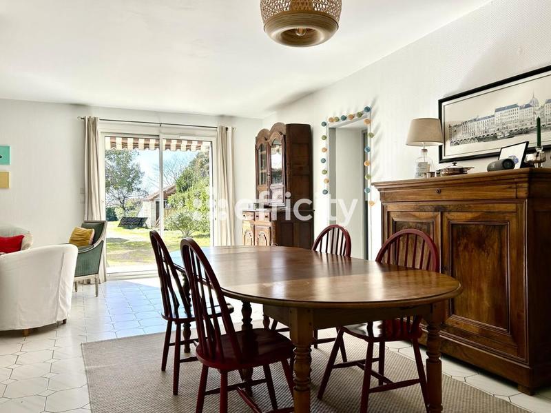 Maison - 210 m² - 9 pièces