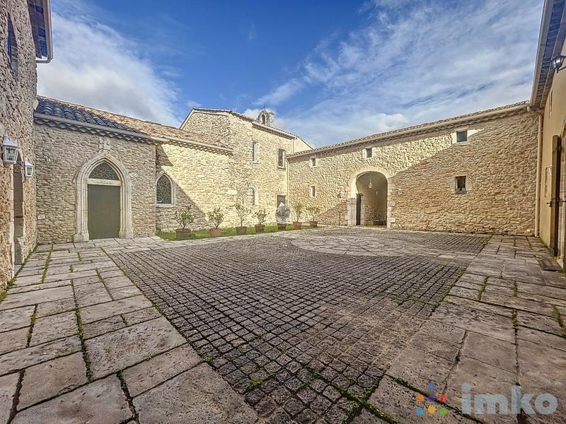 Maison - 3 200 m² - 50 pièces