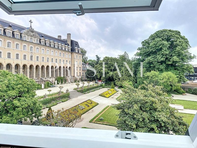 Maison - 280 m² - 9 pièces