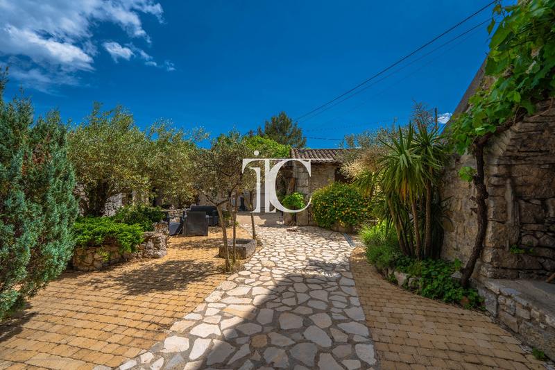 Maison - 354 m² - 14 pièces