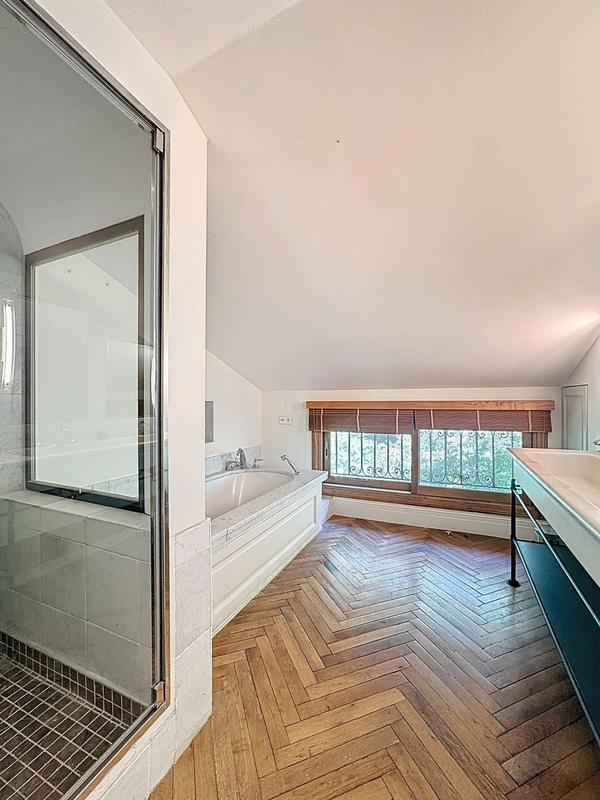 Villa - 230 m² - 6 pièces