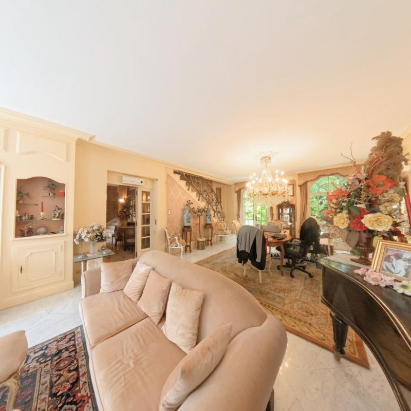 Maison - 325 m² - 11 pièces