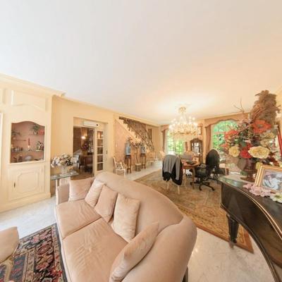 Maison - 325 m² - 11 pièces