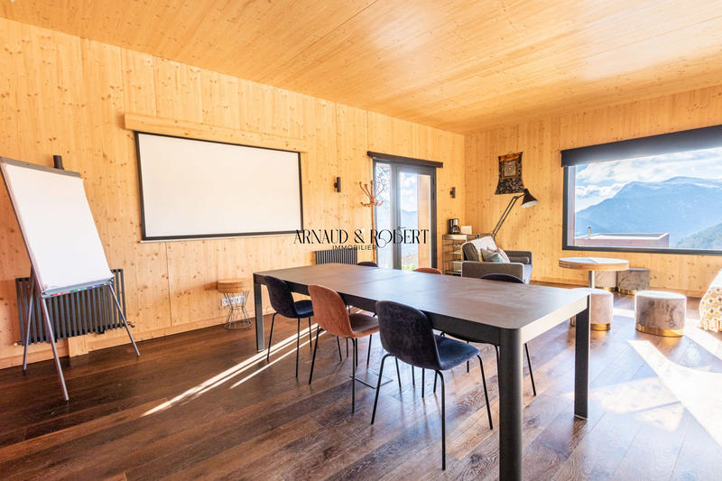 Maison - 600 m² - 25 pièces