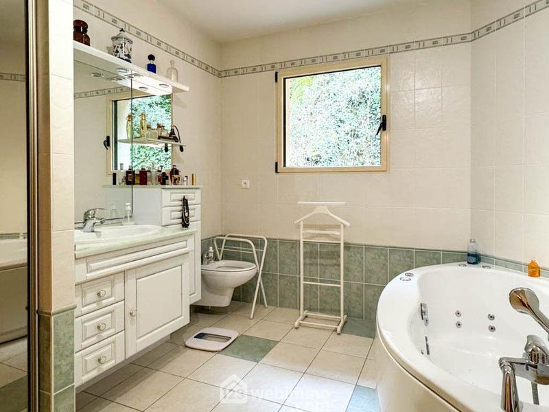 Maison - 235 m² - 8 pièces