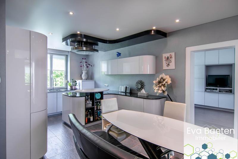 Maison - 265 m² - 10 pièces