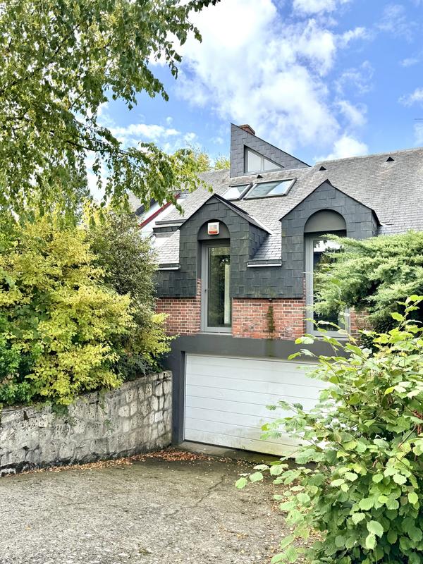 Maison traditionnelle - 361 m² - 8 pièces