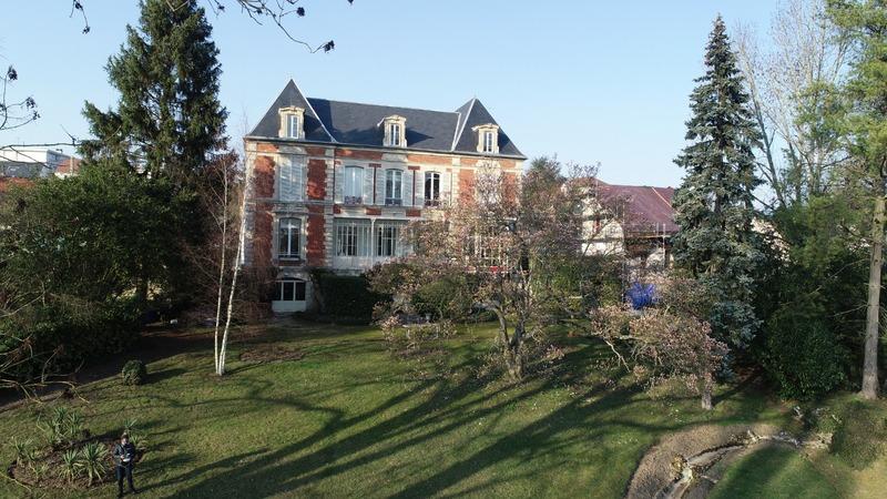 Demeure - 750 m² - 25 pièces