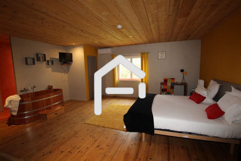 Maison - 943 m² - 24 pièces