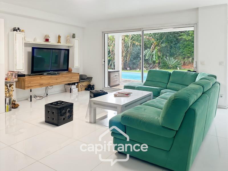 Maison - 220 m² - 8 pièces