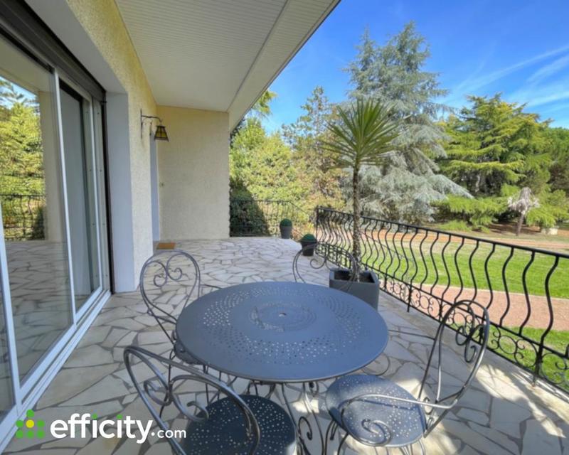 Maison - 230 m² - 11 pièces