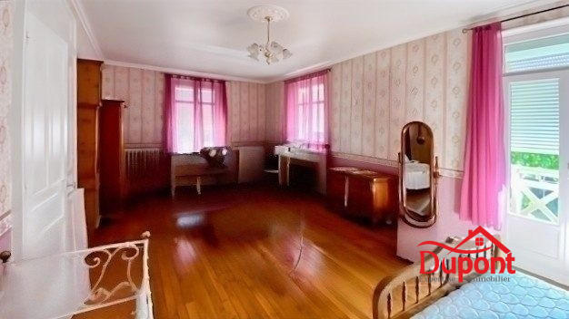 Maison - 256 m² - 8 pièces