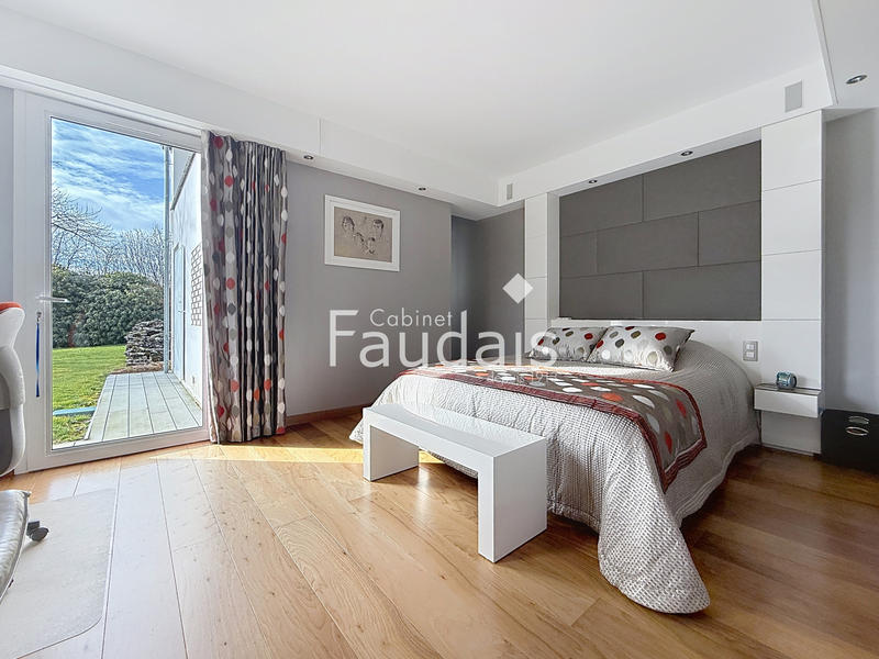 Maison - 275 m² - 9 pièces