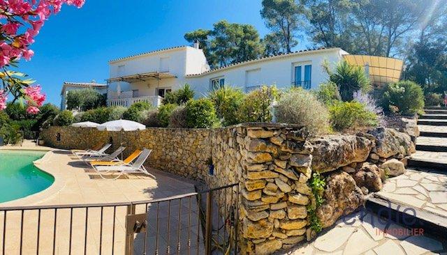 Maison - 239 m² - 10 pièces