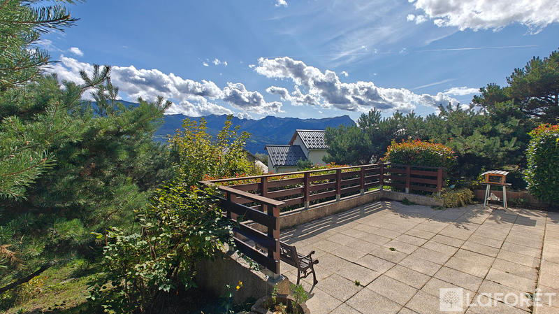 Maison - 202 m² - 9 pièces