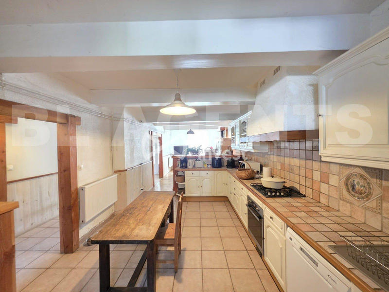 Maison - 234 m² - 8 pièces