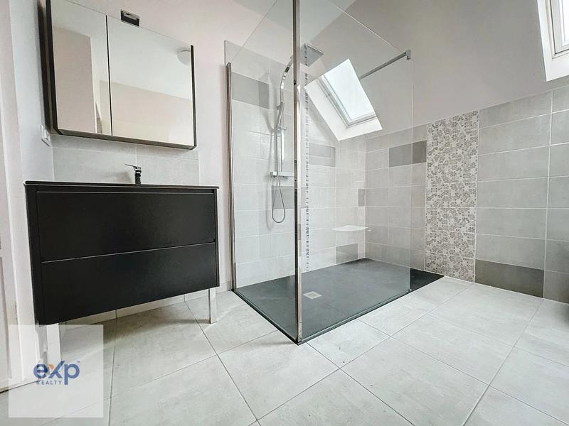 Maison - 235 m² - 10 pièces