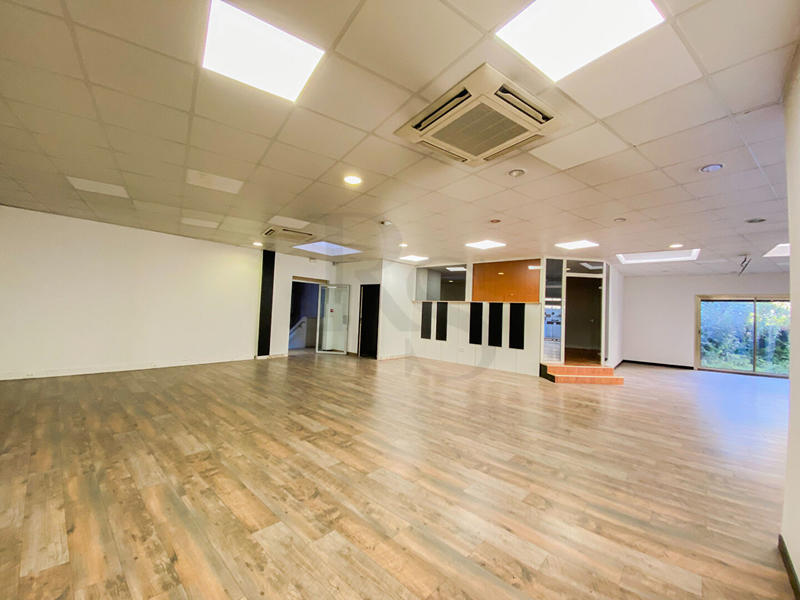 Local commercial - 735 m² - 10 pièces