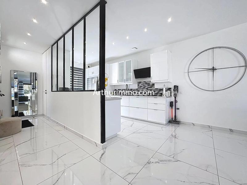 Maison - 235 m² - 8 pièces