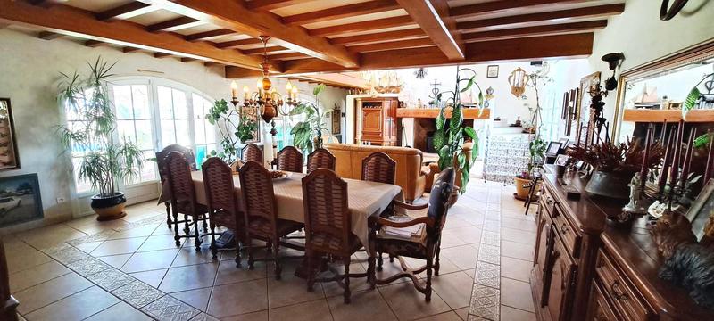 Propriété - 255 m² - 9 pièces