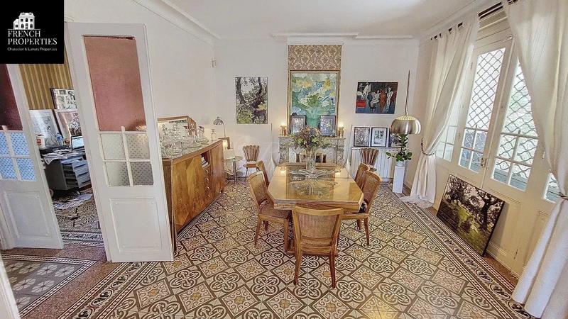 Maison - 300 m² - 11 pièces