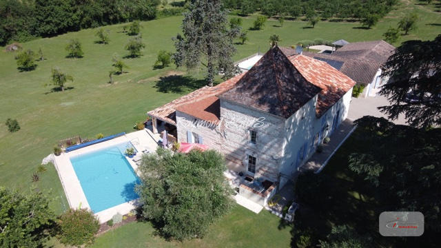 Maison - 515 m² - 16 pièces