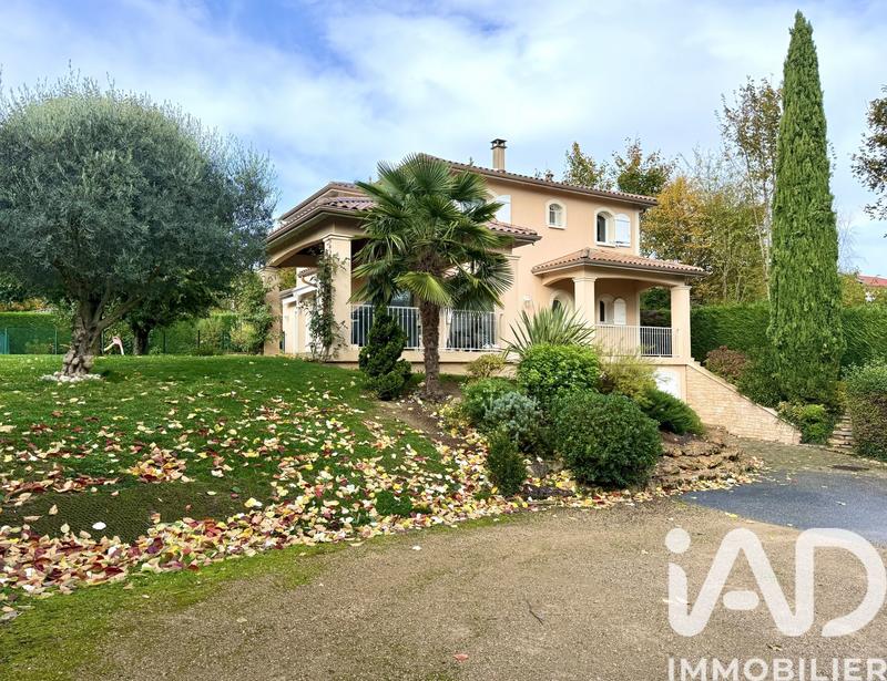 Maison - 240 m² - 8 pièces