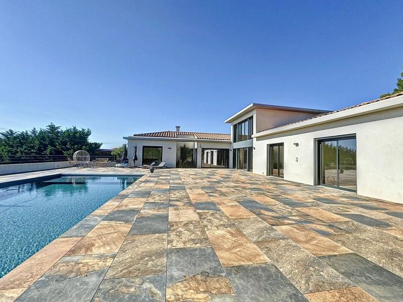 Maison - 300 m² - 8 pièces