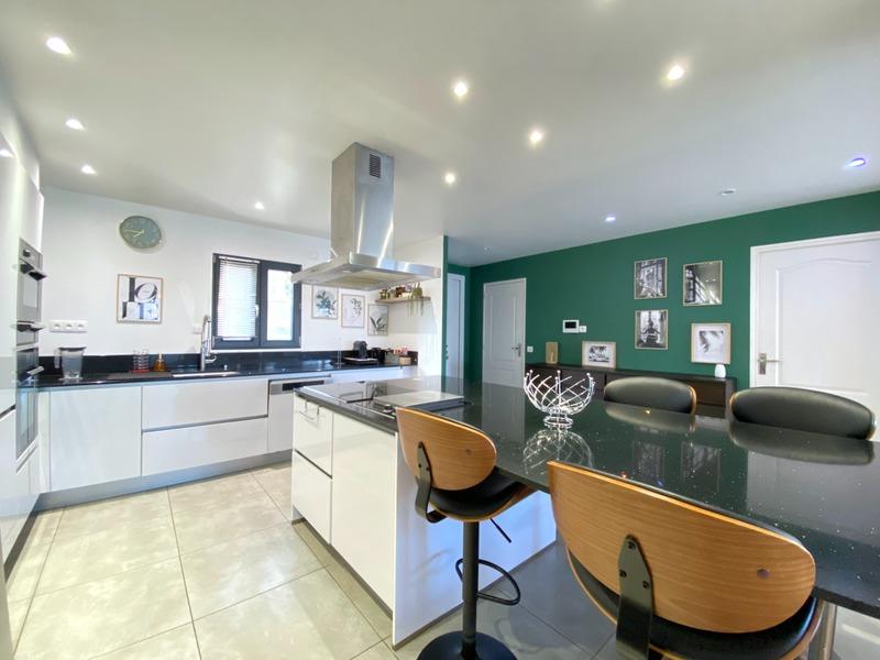 Maison - 225 m² - 8 pièces