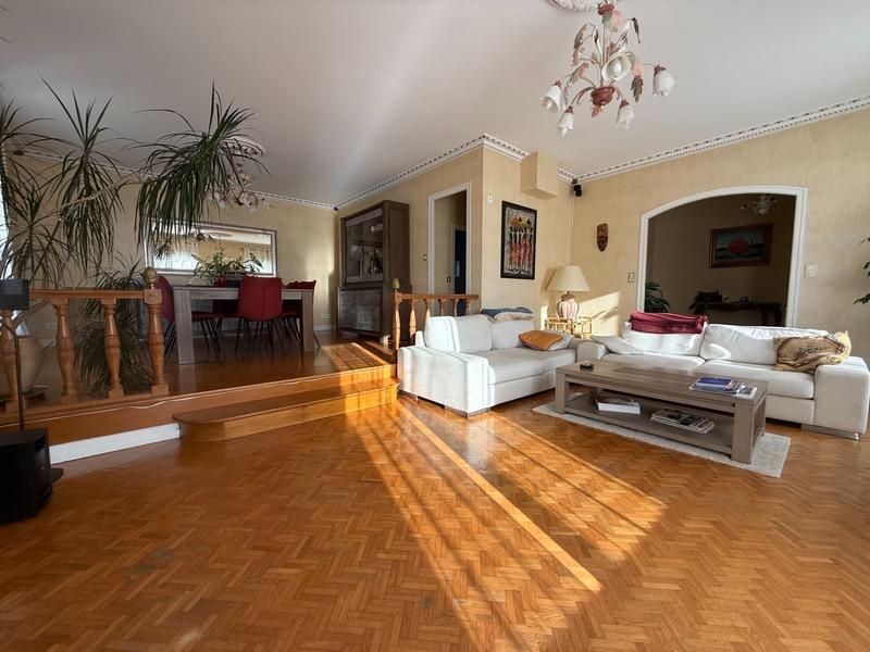 Maison - 229 m² - 8 pièces