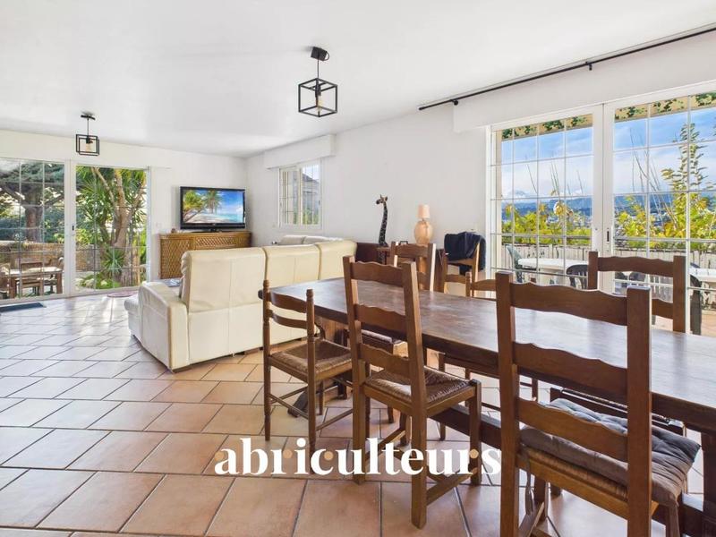 Maison - 216 m² - 7 pièces