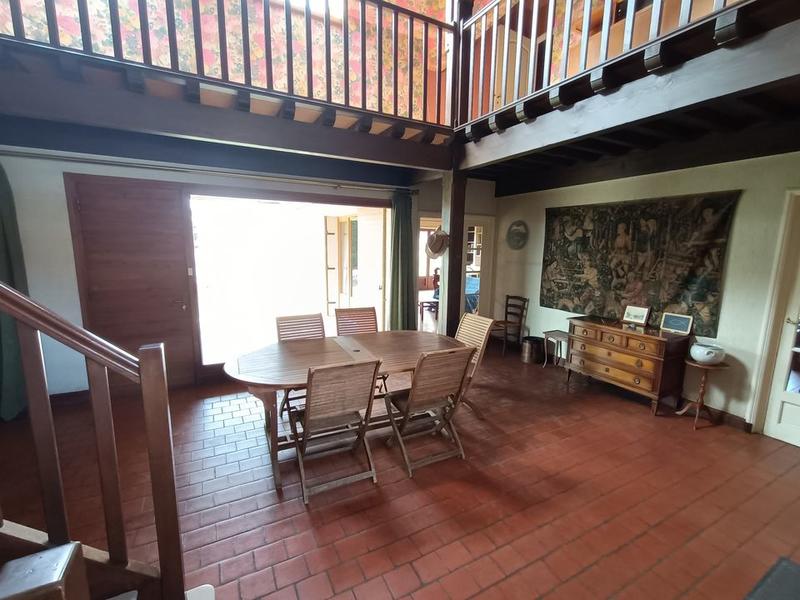 Maison - 220 m² - 7 pièces