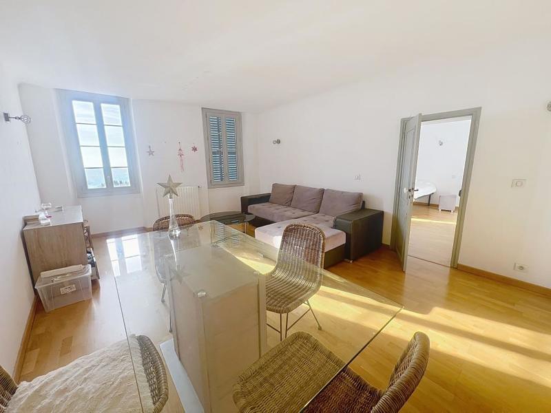 Maison - 360 m² - 8 pièces