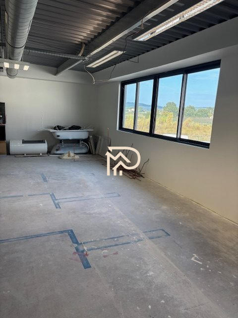 Local d'activités - 143 m²