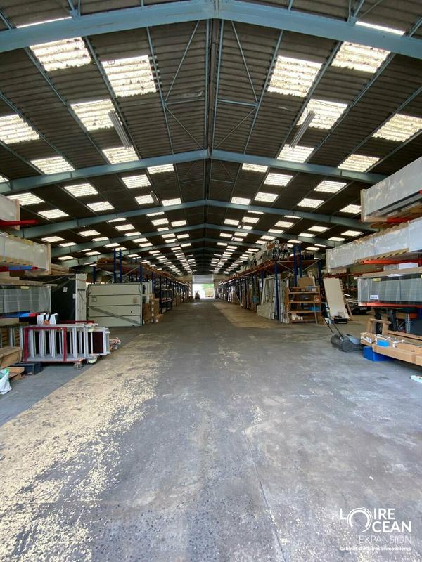 Entrepôt - 2 150 m²