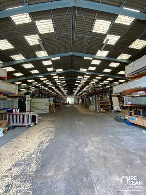Entrepôt - 2 150 m²