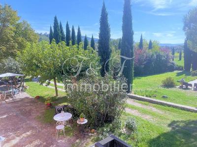 Propriété - 275 m² - 8 pièces