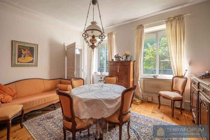 Maison - 280 m² - 10 pièces