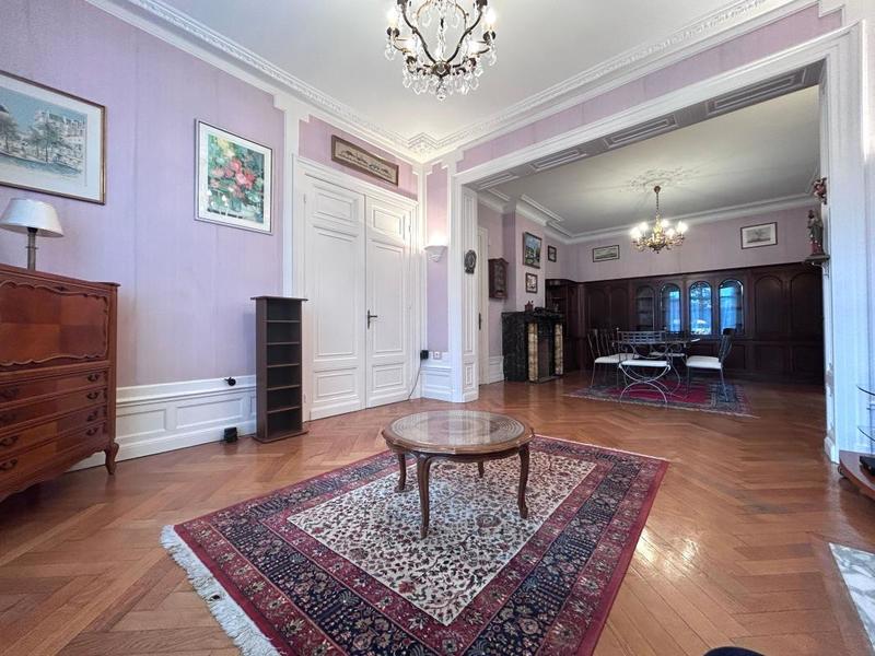 Maison - 214 m² - 7 pièces