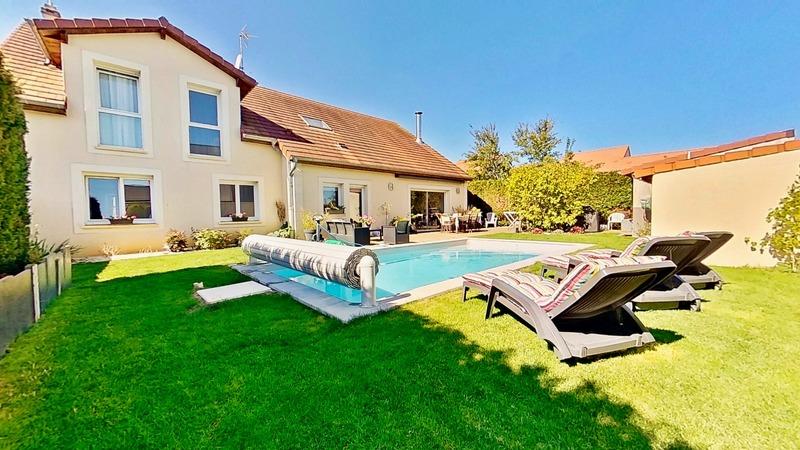 Maison - 236 m² - 8 pièces