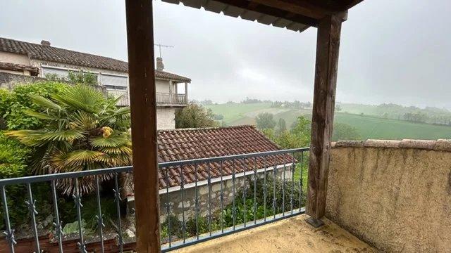 Propriété - 1 379 m² - 19 pièces